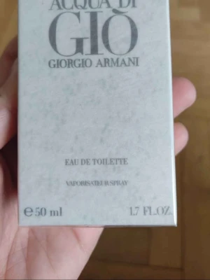 Giorgio Armani -Acqua di Giò Eau de Toilette 50 ml - Acqua di Giò från Giorgio Armani är en klassisk Eau de Toilette i en stilren, ljusgrå kartong. Flaskan innehåller 50 ml och doften är fräsch och tidlös, perfekt för dig som gillar exklusiva och välkända parfymer. Förpackningen är enkel och elegant med tydlig logga.