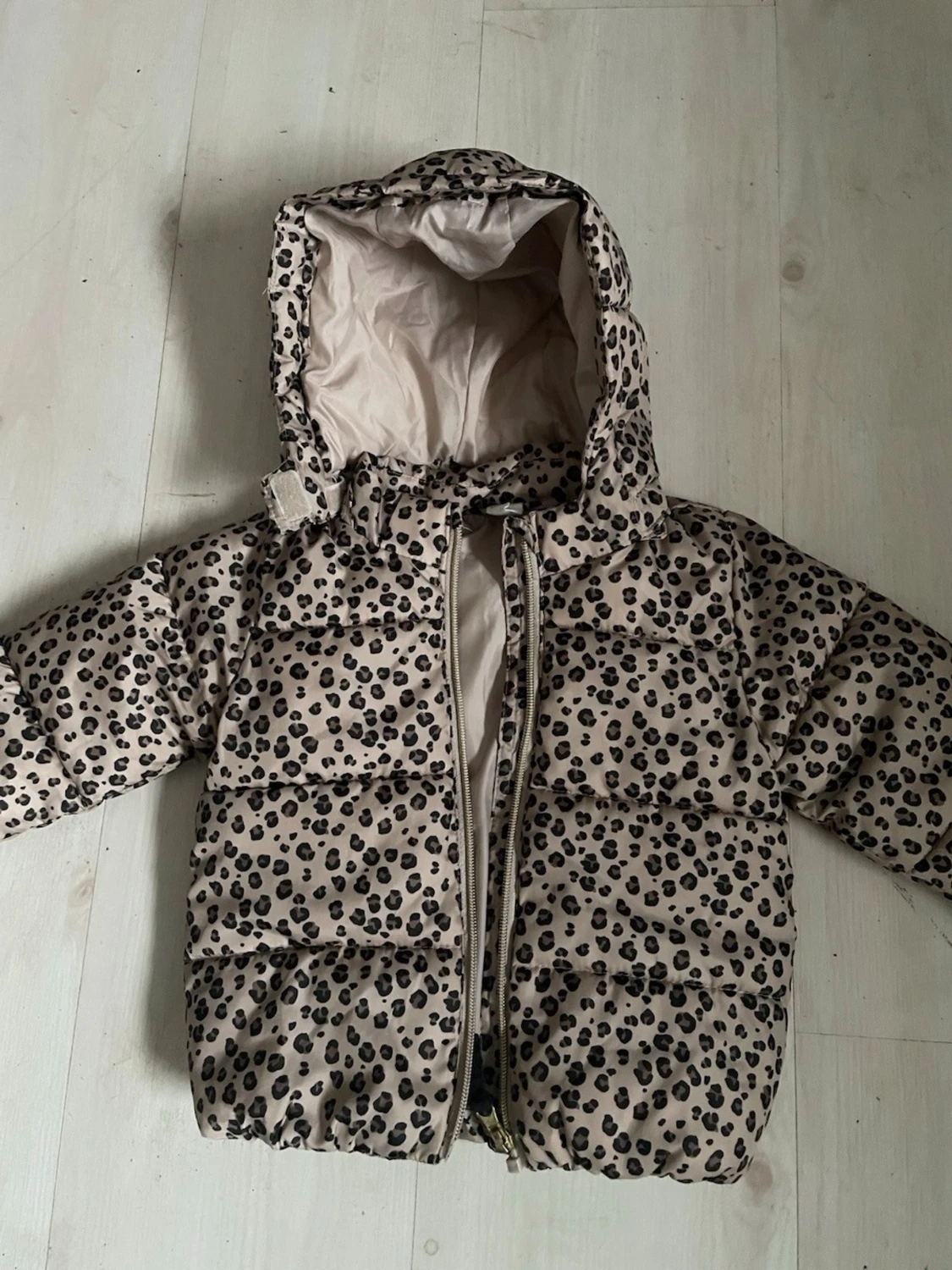 HM Beige pufferjacka med leopardmönster