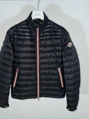 Svart dunjacka från Moncler - 100% autentisk fint skick storlek 2 passar dig som bär S
