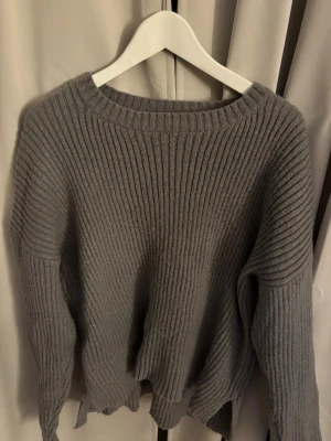 Grå ribbstickad tröja - Grå stickad tröja med bred ribbstickning och rund hals. Från SHEIN i storlek M men är lite stor i storleken