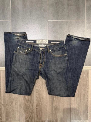Jacob Cohen Vintage Jeans sällsynt - Säljer dessa tvär snygga Jacob Cohen jeansen som är vintage från 2000-talet i storlek 32. Alltså är de one of a kind. Riktigt schysst fade och perfekt för varje stil. Straight fit. Skriv gärna vid intresse!