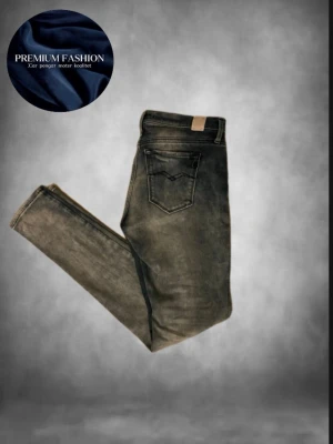 Blå slim replay jeans  - Tjenaret! Säljer ett par riktigt schyssta replay jeans i storlek 29/32! Killen på bilden är ca 170 och dem sitter bra. Mycket bra skick inga defekter! Hör av dig vid minsta fundering MVH premium fashion 🤩