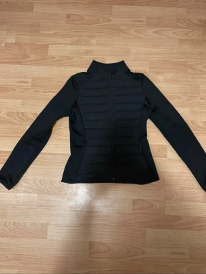 H&M Move jacka, strl S - H&M Move varm hybridjacka thermomove, dam strl S. Nyskick. Nypris ca 450 kr. Priset i annonsen gäller.
