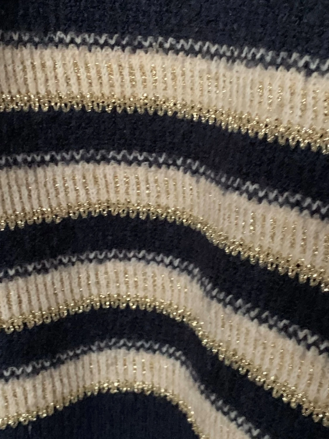 Svart stickad tröja med beige ränder - 2