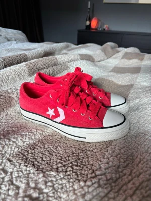 Röda Converse One Star sneakers - Super coola converse, använda några gånger men har inga stora imperfektioner! 🥰 