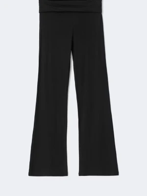 Svarta yoga pants - Säljer ett par svarta yoga pants. De har låg midja och är tillverkade i ett mjukt och stretchigt material som sitter skönt. Dom är i storlek 158-164.