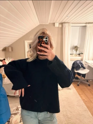 Mörkblå stickad tröja  - Jätte fin mörkblå stickad tröja