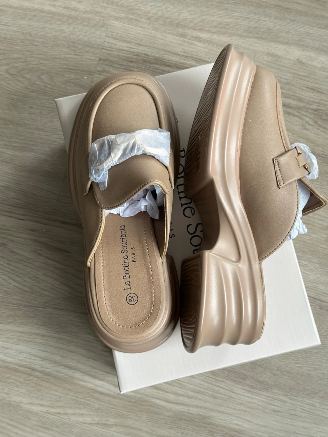 Chunky beige loafers med gulddetalj - 2