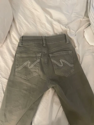 Gröna jeans  - Jättesnygga jeans från Nelly som jag klippt av lite längst ned då dem var för långa för mig (jag är 163)💕