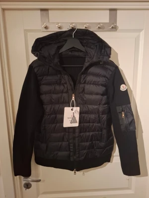 Moncler Cardigan - Aldrig använd, står storlek XL men sitter som en S, pris går att diskutera