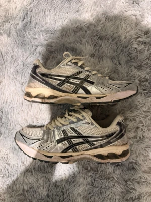 Asics gel kayano  - Helt ok i skick storlek 43,5