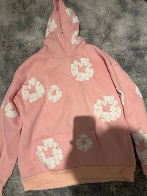 Denim tears  - En rosa denim tears hoodie