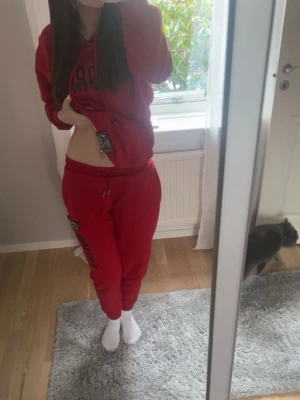 Hoodrich - Säljer nu mitt röda Hoodrich sätt då det inte kommer till användning! Sitter bra och har en bra passform. Tröjan är kanske S-M medans byxorna är S skulle jag tro.