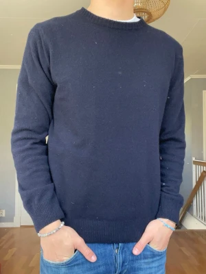 Oscar Jacobson stickad tröja – Strl S - Mörkblå stickad tröja från Oscar Jacobson i kaschmir med riktigt clean och stilren look 👌 Perfekt till jeans, chinos eller över en vit t-shirt som på bilden.  • Märke: Oscar Jacobson • Storlek S • Färg: Mörkblå / navy • Mjuk och skön kvalitet • Bra skick  Passar perfekt för old money/preppy stil 🔥  💰 Pris: 499 kr 📍 skickas