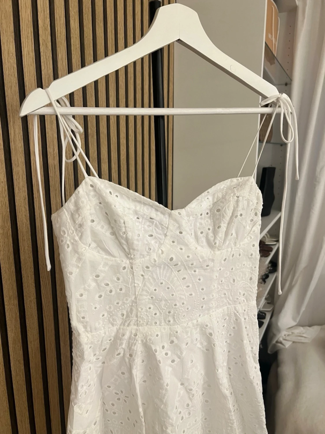 Vit broderad sommarklänning med knyt - 1