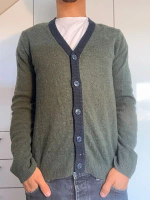 Grön kofta från Bondelid - Grön kofta från Bondelid. Strl S. Inga defekter. Modellen är 178 cm och väger 77 kg. Hör gärna av dig vid frågor!
