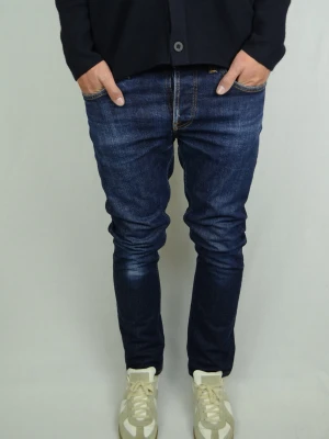 Nudie Grim Tim Jeans  - NUDIE JEANS Storlek : 33/32 - se mått Modell : Grim Tim Mått : A = 40CM - B = 101CM - C = 17CM Användning : Jeansen är i ett väldigt fint skick utan defekter Nypris : Cirka 1700SEK Modellen på bilden : 182CM och väger 74KG