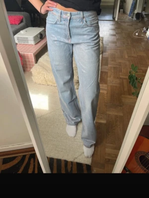 Metallic jeans - Säljer ett par ljusblå raka jeans med rosa metallisk ton. Jag är 170 cm lång för referens.