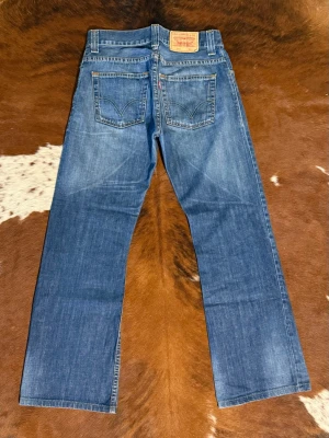Levis 512 bootcut - Tjena! Säljer dessa vintage Levis bootcut 512, storleken är W29/L32 men passar L30, fint skick, hör av dig vid funderingar!🙌
