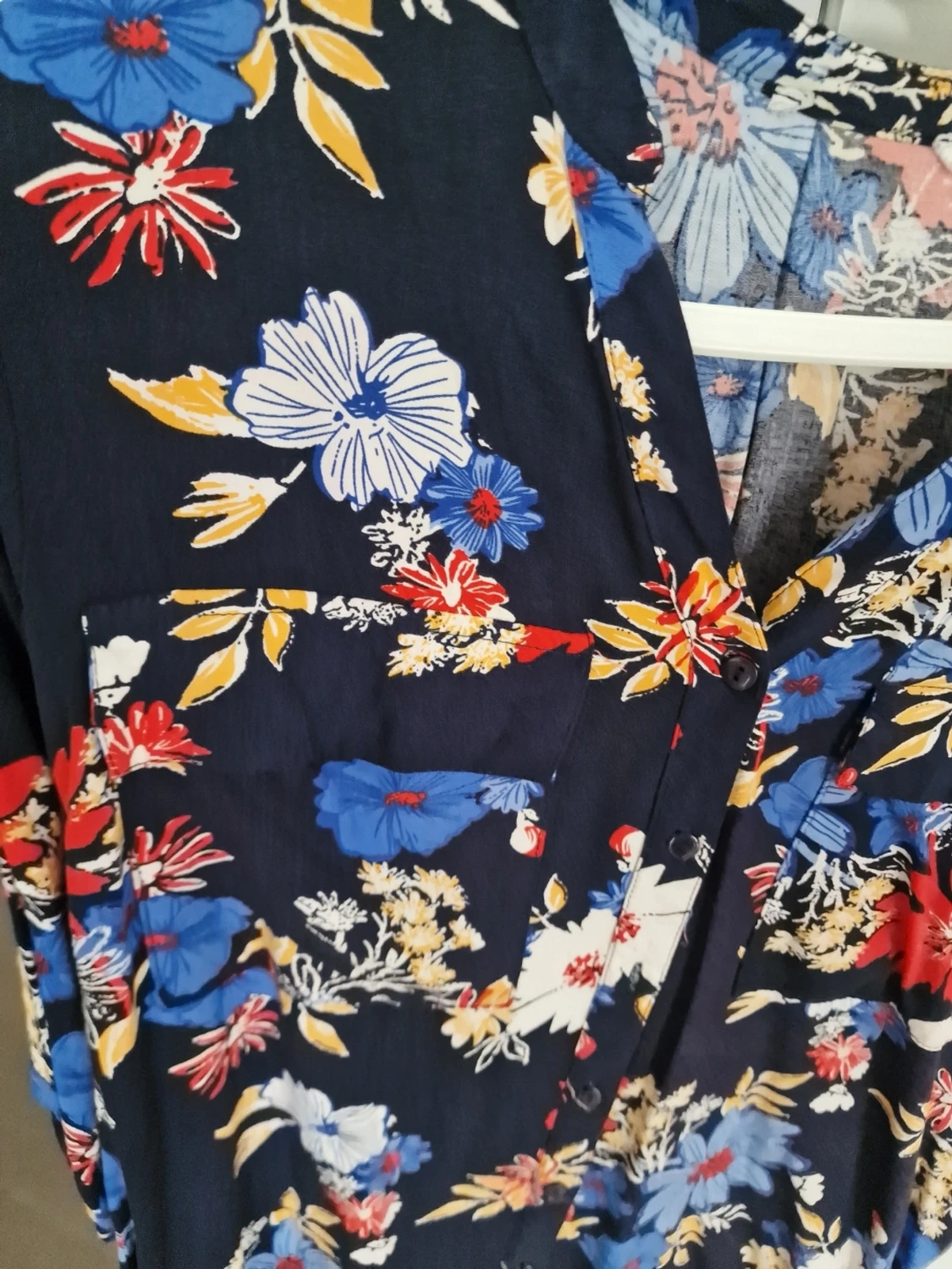 Blommig blus i marinblått - 3