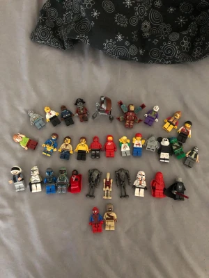 Blandade LEGO minifigurer - Några värdefulla legogubbar specelt star wars sista gubben är ett fabrikfel och den är värd en del tror folk som samlar på legogubbar är sugen på den  
