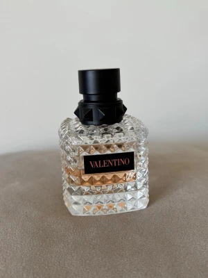 Valentino born in Roma Coral - Flaska 50 ml, det finns lite mindre än hälften kvar.