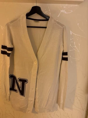 Kotta Noisy May storlek S - Kofta Noisy May storlek S Lång modell Synat koftan och tror det är en liten fläck på höger arm på baksidan. Fotat, se bild 4. Noppror finns. Annars i fint, begagnat skick. Tvättrådslappen är tyvärr bortklippt.