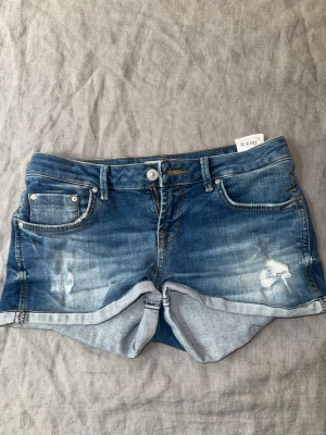 Low rise jeans shorts - LTB lowrise shorts med slitningar, använda en gång. Köpta för 400 men tyvärr för små❤️  Bra skick! Kontakta gärna för mer info💕 #y2k #lowrise #lågmidja #shorts #summer