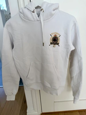 Limited Edition Falsterbo Hoodie x Gina Tricot strl XS – trendig & svår att få tag på - Säljer en superfin hoodie från Falsterbo Horse Show i samarbete med Gina Tricot – en limited edition-kollektion som är svår att få tag på.  Hoodien är i storlek XS och har en stilren och bekväm passform som passar perfekt till både vardag och mysigare outfits. I kanonskick utan anmärkningar.  ✔ Storlek: XS ✔ Limited Edition ✔ Samarbete mellan Falsterbo & Gina Tricot ✔ Kanonskick ✔ Djur- och rökfritt hem  Perfekt för dig som vill ha en unik och trendig hoodie 🌟