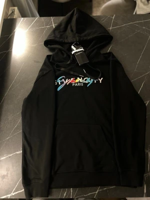 Givenchy Hoodie Strl M Unisex - Givenchy Hoodie Strl M Unisex helt ny aldrig använd eller testad! Inga fläckar eller något liknande.