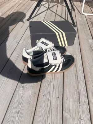 Samba Adidas X walesbonner  - Säljer dessa riktigt snygga Wales Bonner i storlek 45. Det är i bra skick, dustbag och box ingår! Riktigt feta skor till sommaren. 
