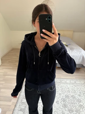 Mörkblå velour hoodie med dragkedja - Säljer denna juicycouture tröjan då den inte används🥰 ganska liten i storleken