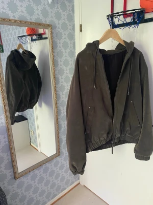 ZARA jacka  - Snygg Zara jacka i snygg färg som passar till alla årstider. Den är i jätte bra skick (har endast använt den 2 gånger). Den är i storlek M men kan även användas som storlek S. 