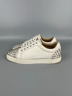 Christian Louboutin Seavaste Spikes Sneaker | 42.5 - • The shoes have been gently used and are in good condition  • Size: 42.5 (fits 43–43.5)  • Color: White  • Retail price: 9500 SEK / 795€  • No accessories