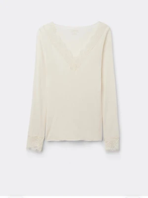 Krämvit långärmad topp med spets - Superfin krämvit långärmad loungewear-topp med v-ringning och spetsdetaljer längs halsringningen och ärmsluten. Mjuk och stretchig känsla, perfekt för enkel och stilren design som känns både söt och snygg. INTE MINA BILDER!! har både påse och kvitto kvar