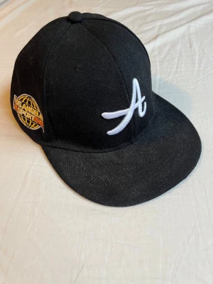 Svart Atlanta Braves keps - Säljer nu denna Atlanta Braves keps! Perfekt till soliga dagar. Hör av dig vid funderingar!