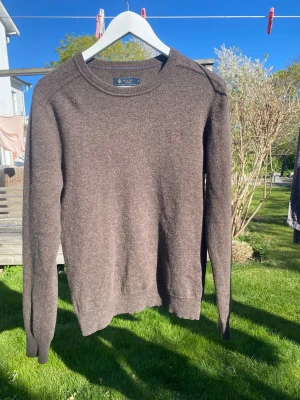 Brun stickad tröja från Riley - En riktigt snygg och bekväm Riley tröja!  Tröjan har mjukt material i ull och passar till allt möjligt! Den är tyvärr för liten för mig därför säljer jag den. Storleken är M men passar nog bättre som S. Perfekt för lager på lager eller en sen sommarkväll!☀️ Den är bara använd någon enstaka gång och är i princip helt ny! Kom med bud och tveka inte med att ställa frågor!😁⭐️   Mått utefter sista bilden:  Midja till högst upp: 67cm Midja: 40cm  Armlängd: 77cm
