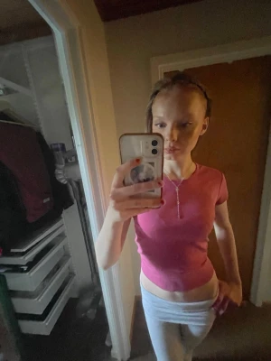 Super söt rosa t-shirt!! - En rosa, tight t-shirt med korta ärmar och rund halsringning. Perfekt för en enkel och stilren look. T-shirten är figurnära och passar till många olika outfits. Säljer då den inte kommer till användning men är annars i perfekt skick!!!☺️❤️❤️