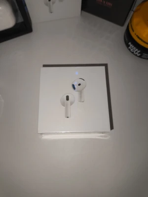 Apple AirPods 4 (2024) , med ANC  - Säljer ett par helt nya och originala Apple AirPods 4 med ANC (aktiv brusreducering). Hörlurarna har inte använts och ligger kvar i originalförpackningen, oöppnade. Detta är en modell med maximalt ljud, perfekt för musik, samtal och spel. De har en snygg, ren design, smidig pekkontroll och laddning via USB-C. Varför jag säljer dem: Jag fick två identiska par i födelsedagspresent, så jag säljer ett par. (för mer information i privata meddelanden).( har kvitto)