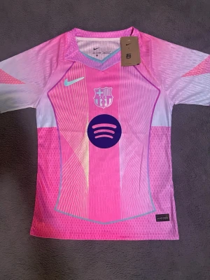FC Barcelona rosa matchtröja Nike - ✅ Helt ny – aldrig använd ✅ Inga defekter eller fläckar ✅  Toppkvalitet  ✅ Storlek S  🤔 Har du någon fundering eller fråga? Hör av dig!