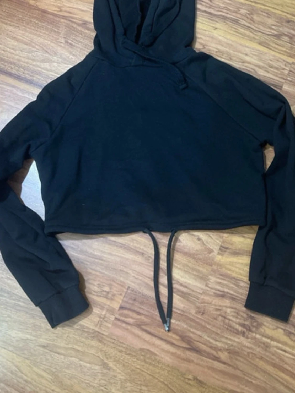 Svart cropped hoodie med dragsko