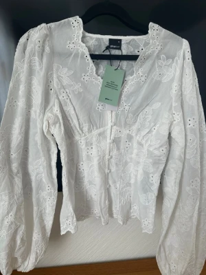 Vit broderad blus från Gina Tricot - Superfin vit blus från Gina Tricot. Oanvänd