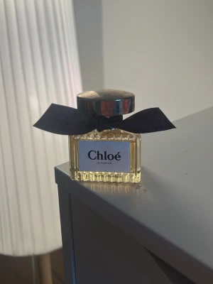 Chloé Le Parfum med svart rosett - Säljer av morsan parfymer och därmed bla denna mycket härliga doft! Chloe le parfum som kommer i 30ML helt orörd! Nypris cirka 1100kr - mitt pris 500kr! 