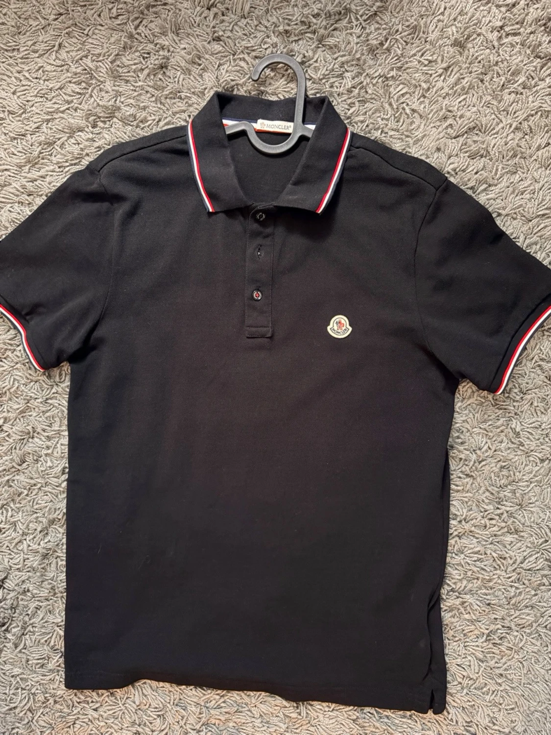 Svart Moncler pikétröja med röd/vit kant