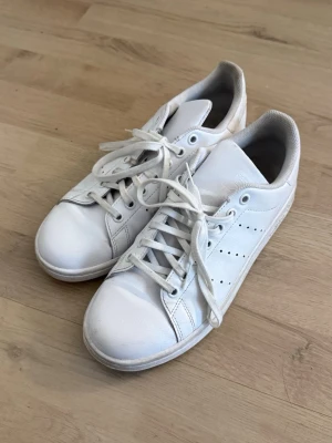 Vita Adidas Stan Smith sneakers - Knappt använda, lite skitiga men går att få bort! Storlek 39 1/3 (39 & en tredjedel) men passar på en 39 🤗