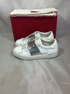Valentino open silver - Valentino open silver box&dustbag medföljer. Storlek 38,5. Vid mer frågor eller bilder är det bara att skriva!