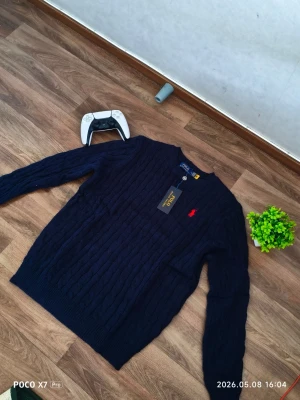 Mörkblå stickad tröja från Polo Ralph Lauren M -  Jag har kvittot! Orginal helt nySnygg mörkblå stickad tröja från Polo Ralph Lauren med klassiskt röd broderad logga på bröstet. Tröjan har rund halsringning och ribbstickade muddar. Perfekt för lager-på-lager och en stilren look.
