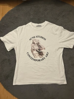 Acne T-shirt  - Inprincip helt ny. Storlek M. Oversized modell. Hör av dig vid minsta lilla fundering! 