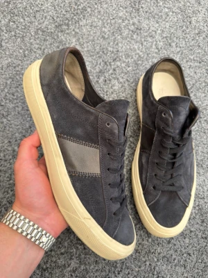 Tom ford sneakers 44 navy - Säljer dessa sjukt feta mörkblå tom ford skor! Sjukt sällsynta och eftertraktade i sverige. Size 44. Skick 8/10 bra skick! Hör av dig vid frågor eller andra funderingar 💯