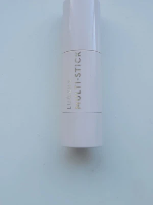 Lumene Multi-Stick krämrouge warm coral - Lumene Multi-Stick är ett krämrouge i stiftformat med en mjuk rosa ton. Förpackningen är vit och stilren med guldtext. Enkel att applicera direkt på kinderna för en naturlig glow. Perfekt att ha i väskan för snabba touch-ups. ANVÄND TVÅ GÅNGER